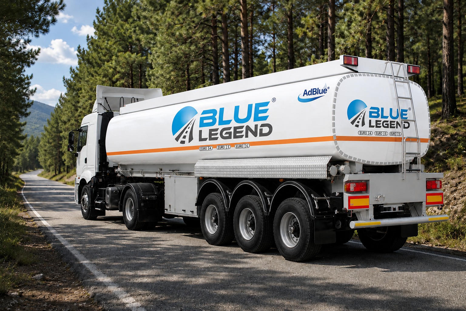 BLUE LEGEND AdBlue tankeri, ormanlık bir yolda